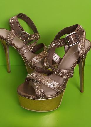Золотисті босоніжки платформи на шпильці carvela, 38