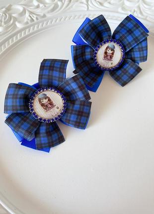 Школьные бантики в клетку темно синие на резинке.