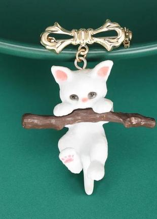 Брошь "кошеница на ветке", значок на сумку, брелок, подвеска на сумку.