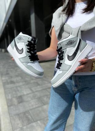 Nike jordan 1 mid light smoke grey