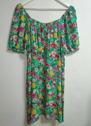 Яркое платье в цветочный принт