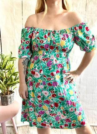 Яркое платье в цветочный принт