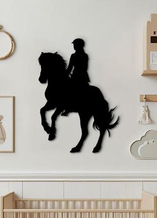 Дерев'яний декор для дому, чорна картина на стіну "дівчина на коні", оригінальний подарунок 25x18 см