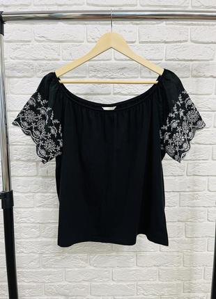 Футболка  чорна з вишитими рукавамі р 48-50 бренд "h&m"