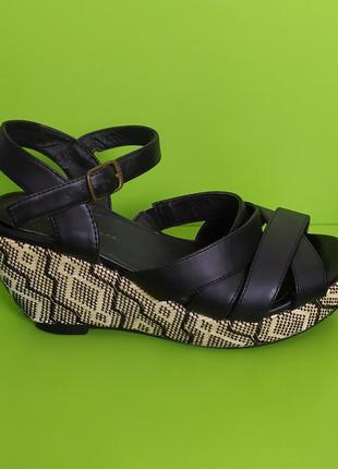 Оригінальні чорні босоніжки на танкетці vox shoes, 37