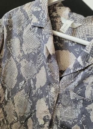 Сорочка зміїний принт h&m оверсайз укорочена вільний крій літня 100% віскоза сіра бежева блуза короткий рукав5 фото