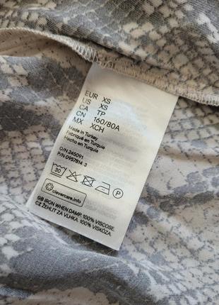 Сорочка зміїний принт h&m оверсайз укорочена вільний крій літня 100% віскоза сіра бежева блуза короткий рукав7 фото