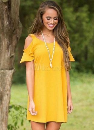 Яркое платье с открытыми плечиками на пышные формы