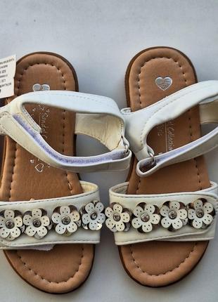 Босоніжки matalan бежевого кольору, uk 9/eu 27, бежеві сандалі