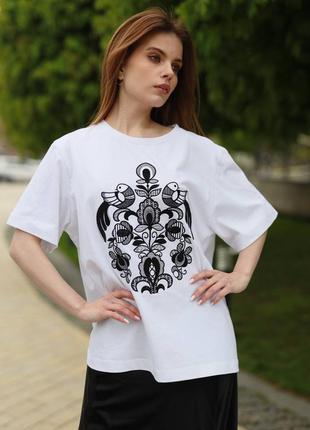 Футболка с вышивкой птиц Белая женская футболочка с плахами с вышивкой украинский бренд
