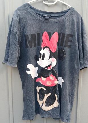 Женская футболка stradivarius.