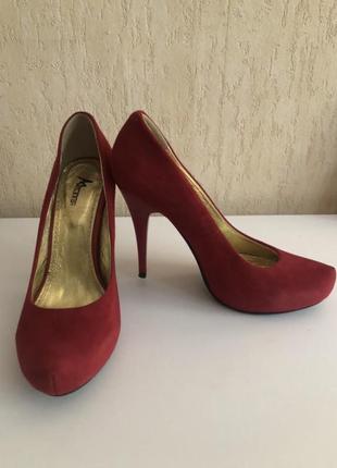 Червоні замшеві туфлі