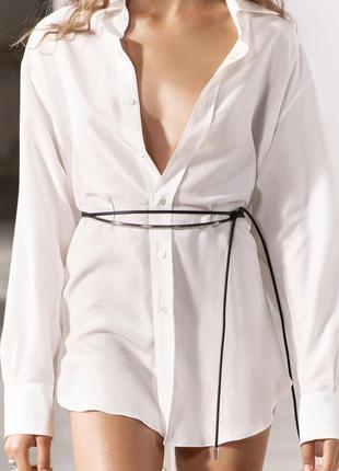 Кожаный ремень с металлической деталью