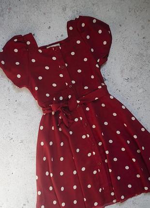 Червона сукня в горох на гудзиказ з квадратним вирізом