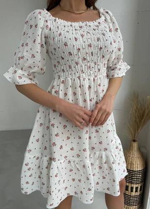 Біла жіноча ніжна муслінова сукня міні в квітковий принт жіноча коротка сукня з відкритими плечима в квіти муслін7 фото