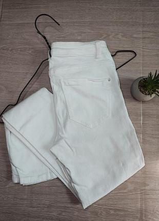 Джинсы женские скинни белого цвета от zara.