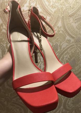 Босоножки сандалии на каблуке красные aldo 40 размер
