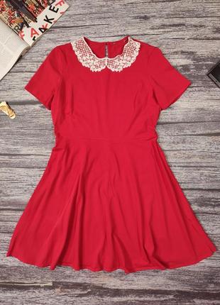 Красное платье с белым воротничком