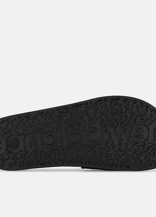 Шльопанці new balance в наявності