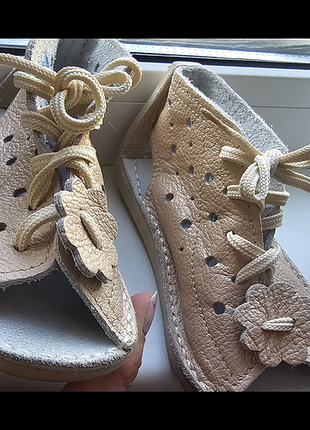 Кожаные босоножки на девушку