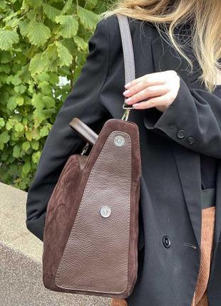 Вместительная коричневая сумка с карманами из натуральной замши3 фото