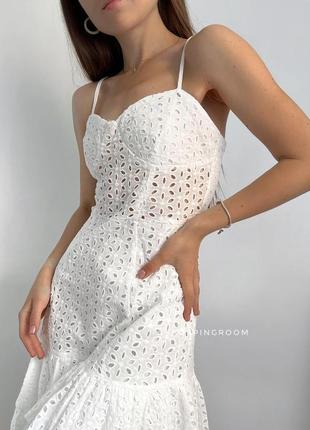 Біла сукня