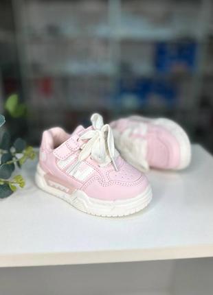 Дуже гарні рожеві кросівки для дівчаток