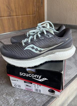 Беговые кроссовки Men saucony triumph 18