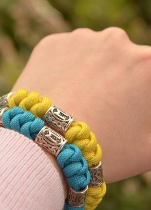 Браслет з вовком і намистинами рунами зі срібла ручного лиття й паракорду під замовлення + брелок у подарунок