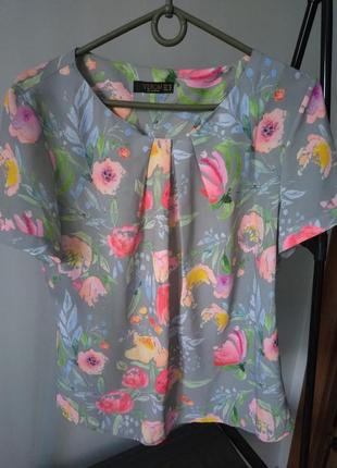 Яркая блуза в цветах