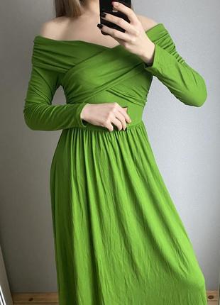Платье длинное трикотажное зеленого цвета макси с длинным рукавом