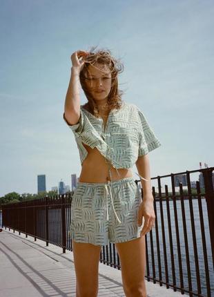 Хлопковый принтованый костюм zara с укороченной рубашкой с короткими рукавами и шортами