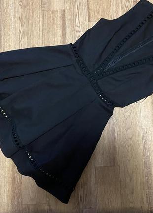 Нарядна чорна сукня з перфорацією