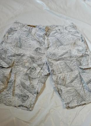 Мужские длинные белые летние шорты с тропическим принтом4 фото