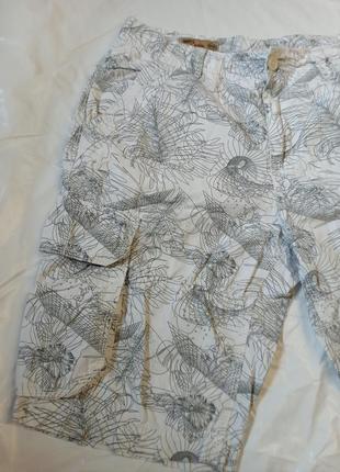 Мужские длинные белые летние шорты с тропическим принтом3 фото
