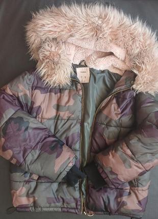 Оверсайз куртка камуфляжна з капюшоном хутро pull&bear s 36/38