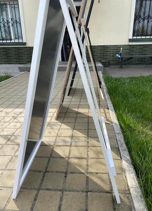 Дзеркало підлогове в тонкій рамі білого кольору на ніжці 150 х 50 см