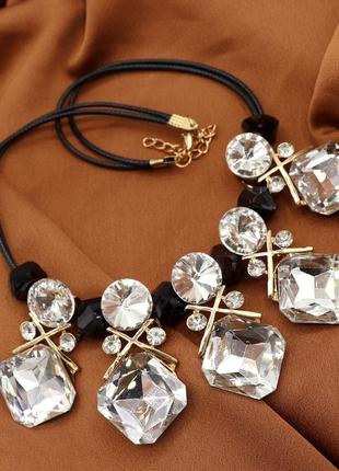 Блестящее вечернее колье в золотом металле. бижутерия.