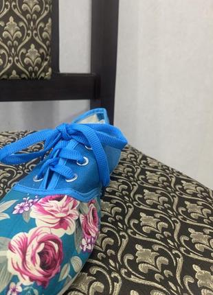 Голубые слипоны в цветочный принт в стиле h&m zara