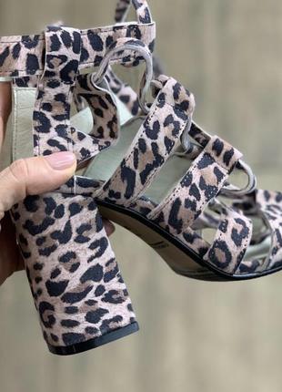 Леопардовые босоножки