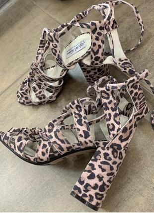 Леопардовые босоножки