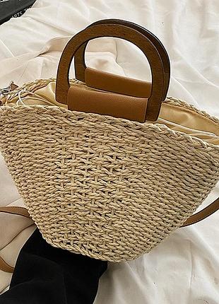 Маленькая летняя плетеная сумка кросбоди с деревянными ручками и длинным ремешком angela молочная