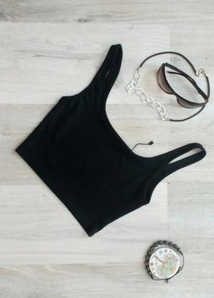 Чорний кроп топ в рубчик prettylittlething