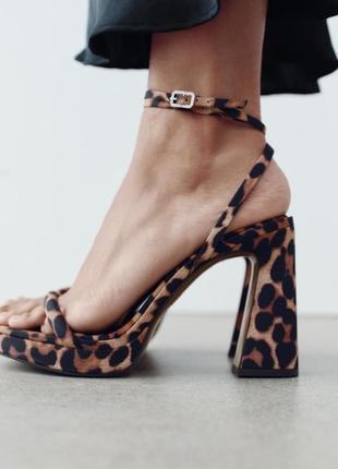 Сандалии на каблуке zara
