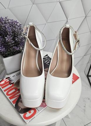 Туфли на широком каблуке с платформой с ремешком застежкой белые