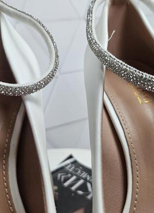 Туфли на широком каблуке с платформой с ремешком застежкой белые