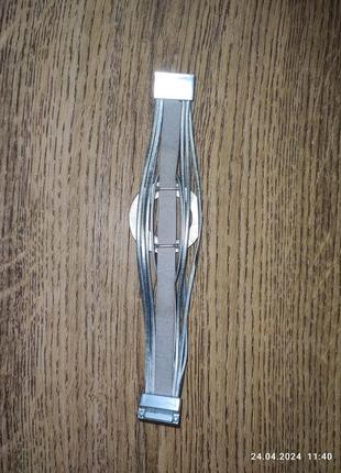 Красивый браслет серебряного цвета