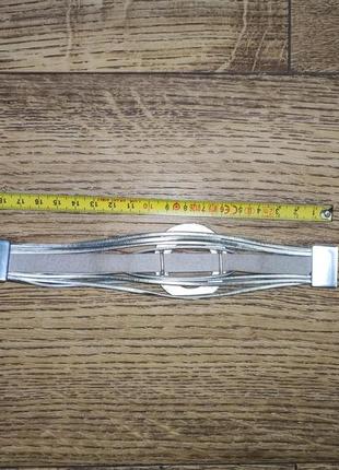 Красивый браслет серебряного цвета