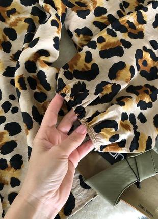 Чарівна трендова блуза в леопардовий принт з обʼємними рукавами6 фото