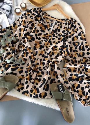 Очаровательная трендовая блуза в леопардовый принт с объемными рукавами4 фото